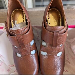 BCBGMAXAZRIA Women's Tan Leather Mules